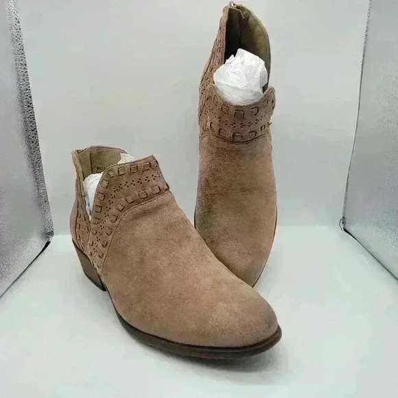 Pierre Dummas Women's Taupe Suede Ankle Boots Size 7 Back Zipper - Picture 1 of 9